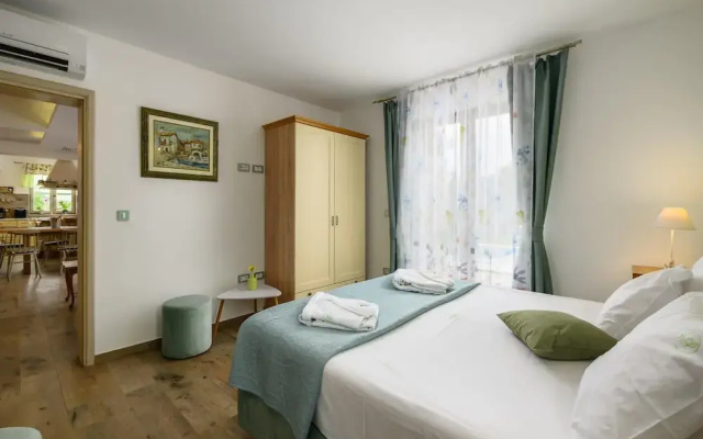 Villa in Srebrnici With Pool Near Marea Beach
