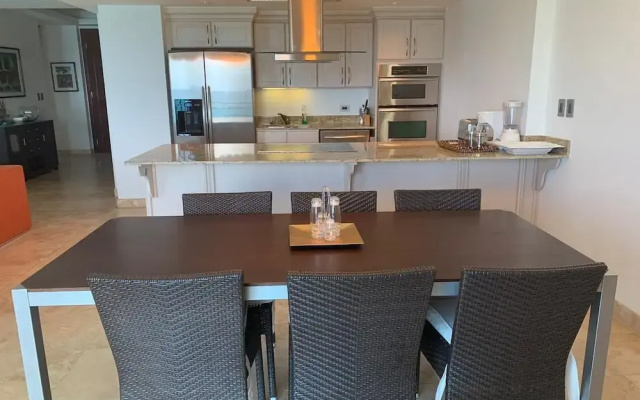 *The CLIFF_ BEACHFRONT and LUXURY MODERN UNIT* C2
