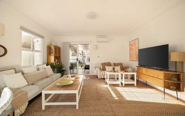 Sunlit Coastal Retreat Close to Cafes and Beach