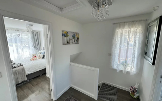 Modern 3-bed Hideaway Near Westgate With Parking