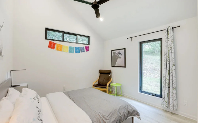 Brevard Retreat: Fireplace, Deck & Screened Porch!