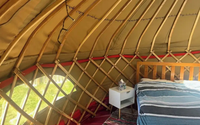 Spacious Yurt - Sleeps 2 -river and Mountain View