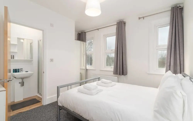 Modern 2 Bed, for 4 Guests in Golders Green!