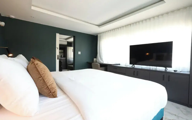 Portofino 1BD King Suite Rooftop Hot Tub Near Beach