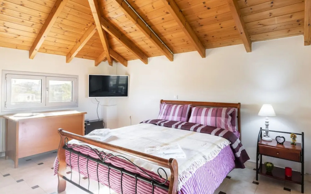 Pleasant Holiday Home in Chalcis With Garden