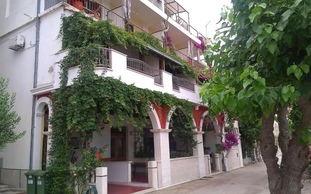 Beachfront Comfort Apartments Sinajko