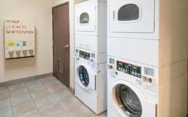 Navajoland Inn and Suites