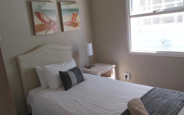 Point Village Accommodation -Linky's House