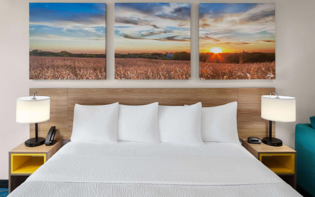 Days Inn & Suites by Wyndham Morris/I-80