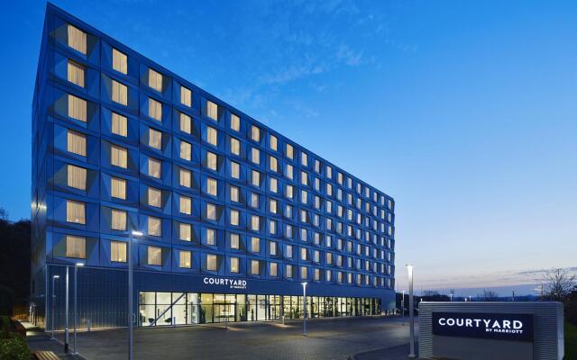 Отель Courtyard by Marriott Luton Airport вид на фасад