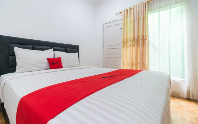 RedDoorz Syariah near Plaza Andalas Padang 2