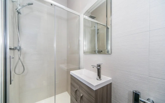 Flat 14 Helena House, 1-bed, Sleeps 3, Parking