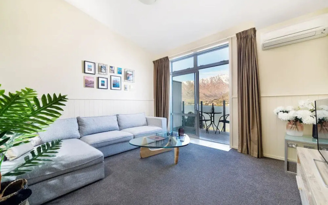 Gorgeous Lake & Mountain View Apartment