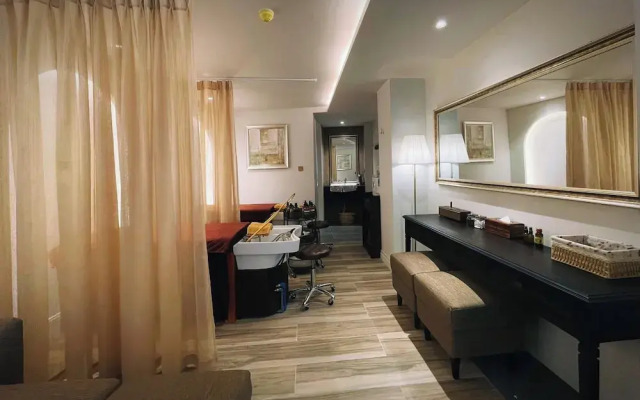 Maccal Hotel