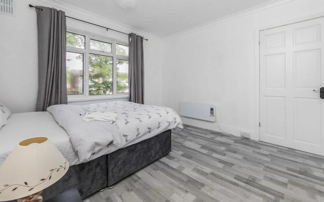 House - Sleeps 10 - Parking - Garden
