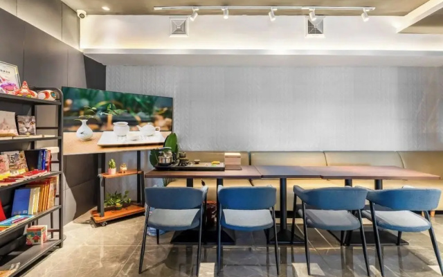 Guilin Yangshuo Emoji Youth Hostel-West Street Li River Yulong River Variety Activities