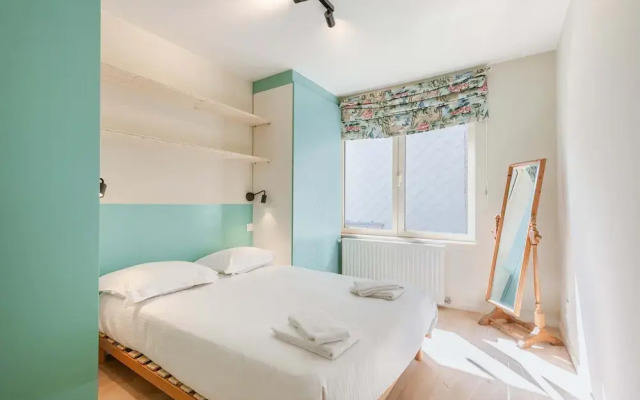 Huswell - Modern Family Flat Steps From the sea