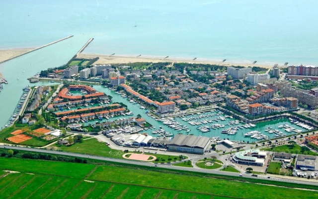 Sea Front Apartment With Swimming Pool