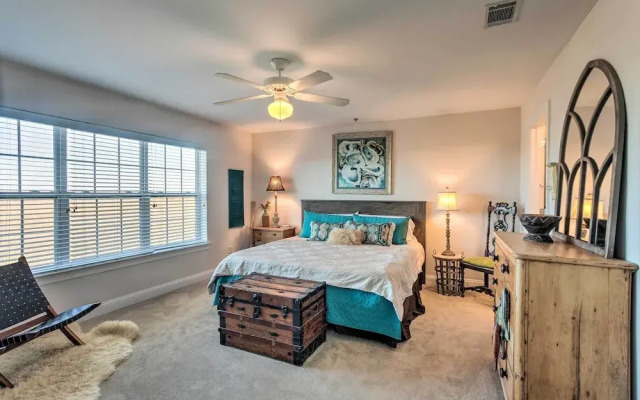 3rd-floor Riverfront Condo: Walk to Downtown Eats!