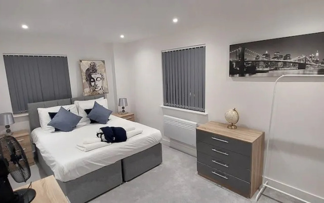 Modern 3 Bedrooms Apt. 01 - Camberley
