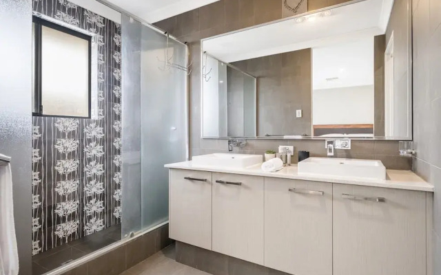 Spacious 4-bed House With Outdoor Area