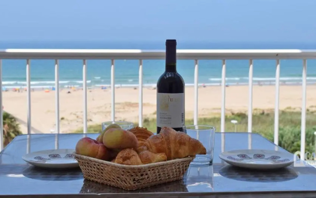 Beach-apartment with terrace and 180º sea view