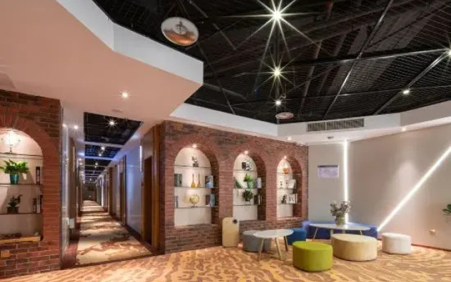 Happy Time Hotel (First Pier of Zhongshan Road Pedestrian Street)
