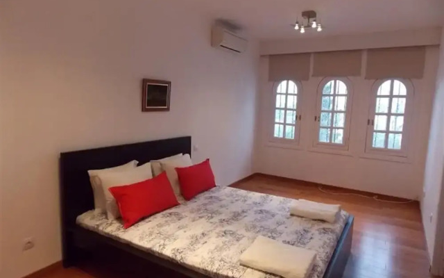 Very Pretty House In Great Location