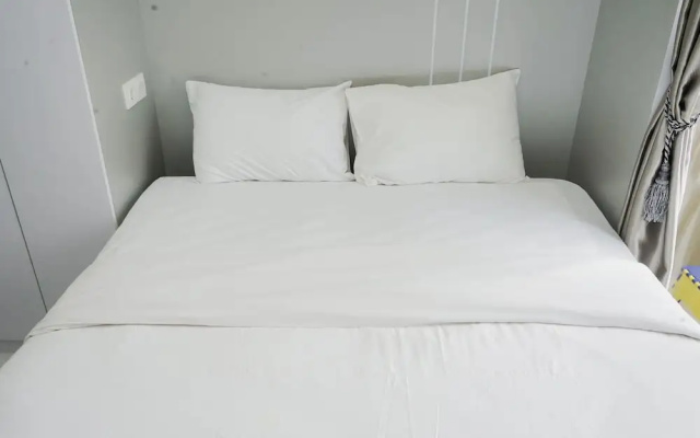 Homey And Warm Studio At Sky House Bsd Apartment