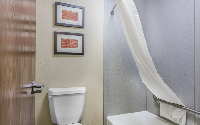 Magnolia Bay Hotel & Suites