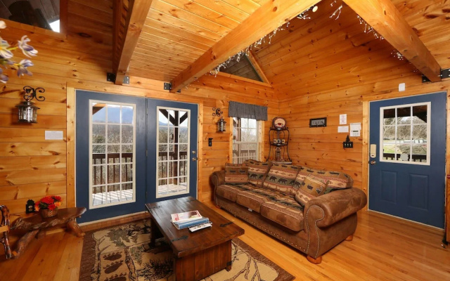 Fireside Memories 2 Br cabin by RedAwning