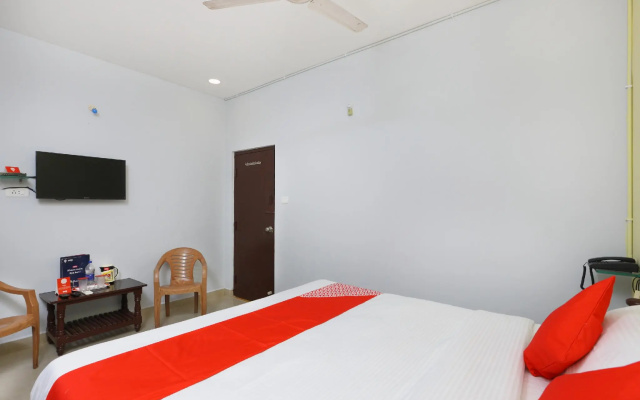 OYO 12765 Hotel Golden Rooms