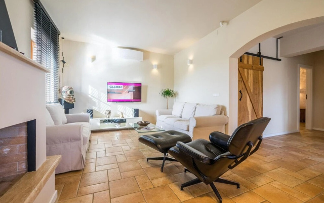 Amazing Home in Jadrija with Hot Tub, Sauna & 4 Bedrooms