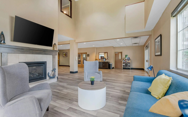 Comfort Suites Lake Geneva East