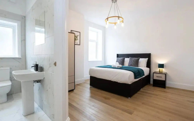NEW Spacious Flat Ideal for Business Sleeps 4