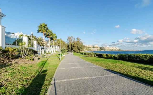 Luxury Apartment Frontal To The Sea In Estepona Doncella Beach