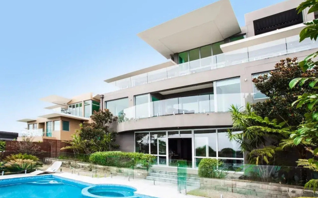Luxurious waterfront (ifr698)