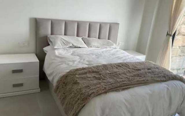 6 Guests - 3 Bedrooms - Private Garden - Pool
