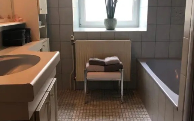 Pool, Pokale, Sauna, Billard, Kirche u. viel Natur