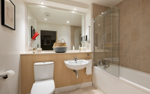The Bow Mews - Modern & Bright 2BDR Apartment with Patio