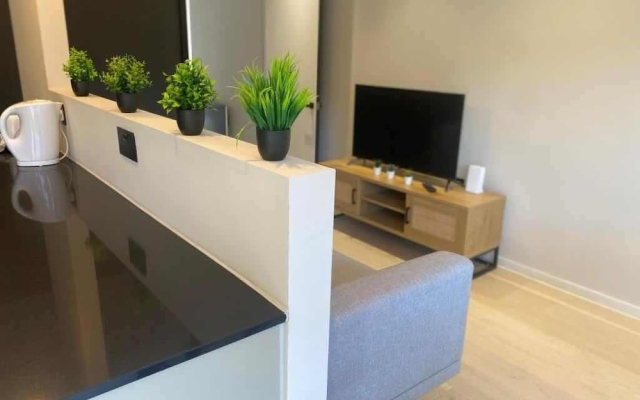 Joyful - 2 Ensuite Flat in M15