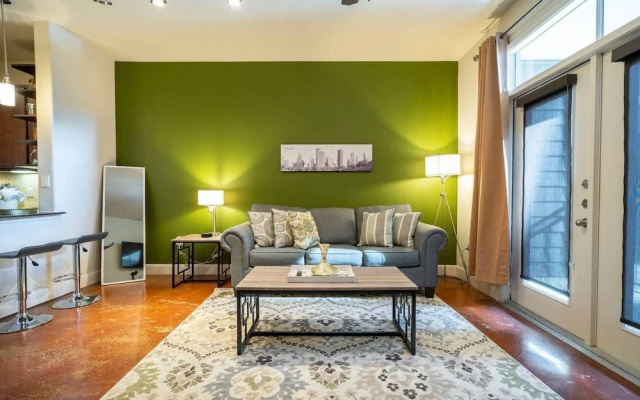 Luxurious Business & Family Montrose Condo -