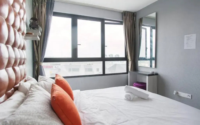 iCity 1Bedroom Apt Near Mall FREE PARKING & WIFI