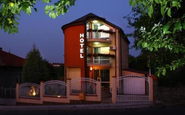 Отель Zoti Hotel Болгария, Шумен - отзывы, цены и фото номеров - забронировать отель Zoti Hotel онлайн вид на фасад