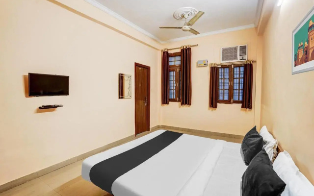 OYO 255 Flagship Jankipuram University Campus