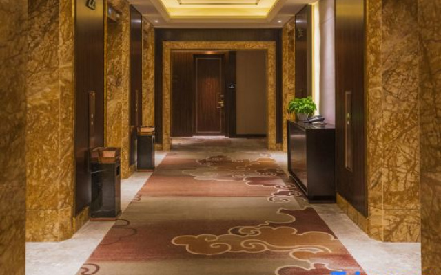 LUXURY BLUE HORIZON Grand Hotel (Xining High-Speed Railway Station)