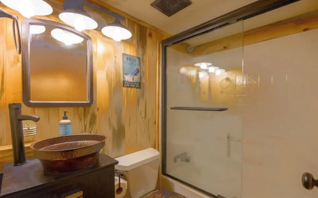 Near Lake Almanor & Golf: Cozy Cabin!