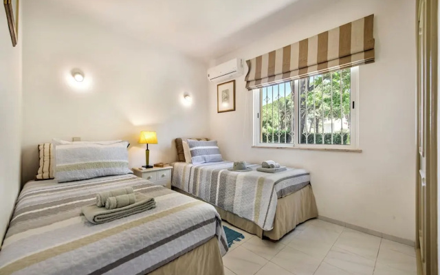 4 Bedrooms Private Pool Close To All Amenities