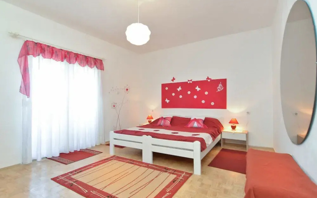 Apartment 725