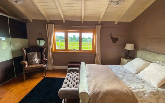 Sleeps6- Hot Tub- Pet Friendly- Log Burner